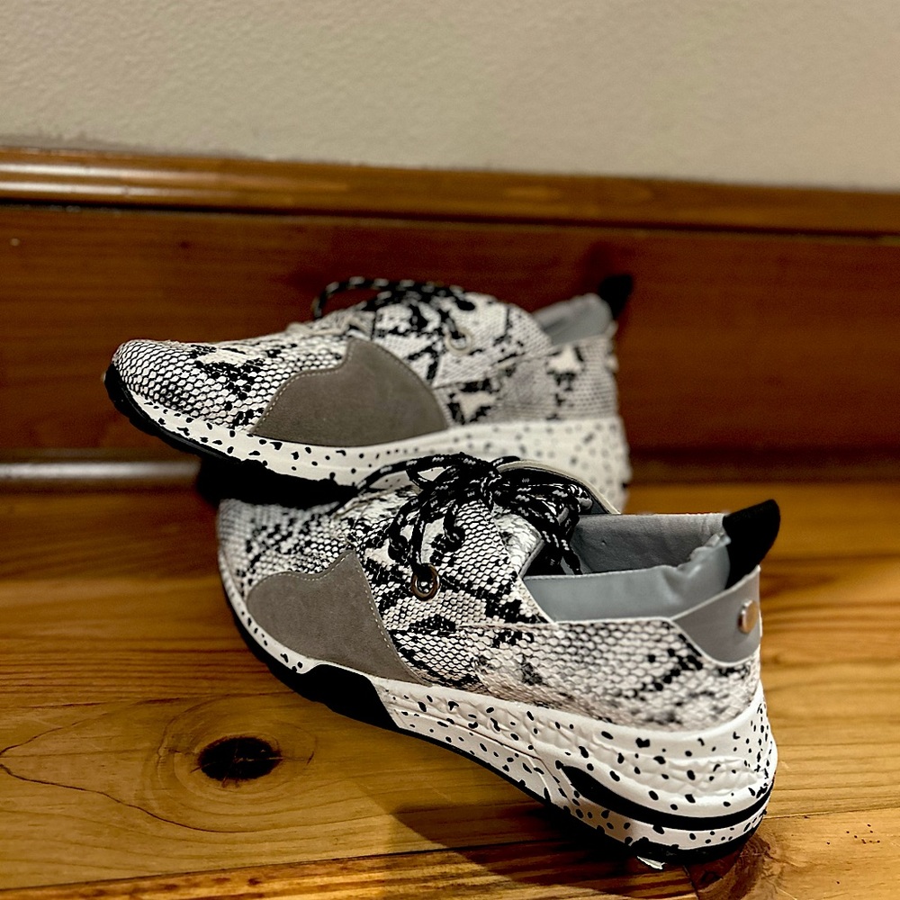 Sz 10 tennis shoes, Top Moda, nvr worn look brand new. Paid $65 asking $45